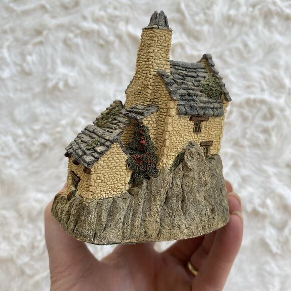 David Winter Cottages Fisherman’s Wharf 1983 Figurine Hand Painted With Box - Picture 3 of 8